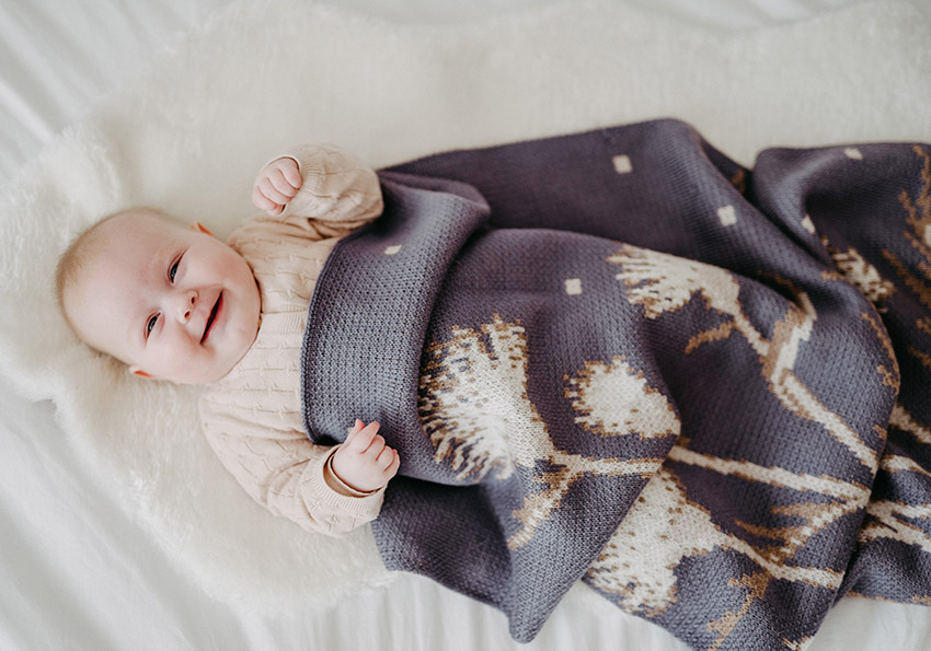 Babydecke Anna lacht
